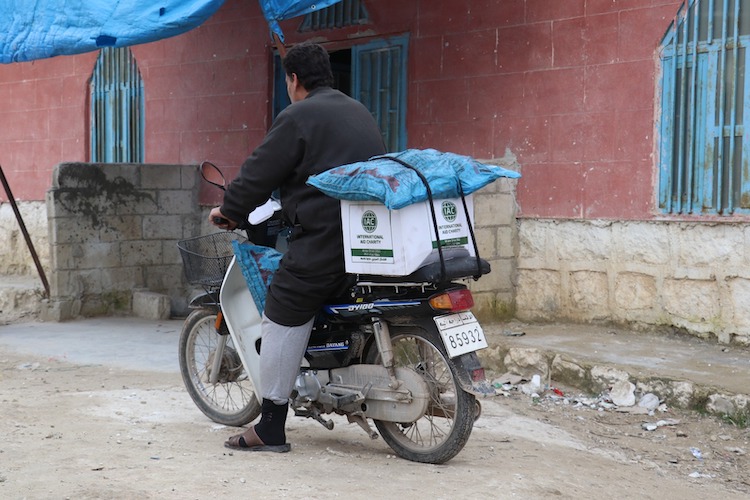iac-ramadan-drive-2022-syrian-refugees-man-on-motorbike